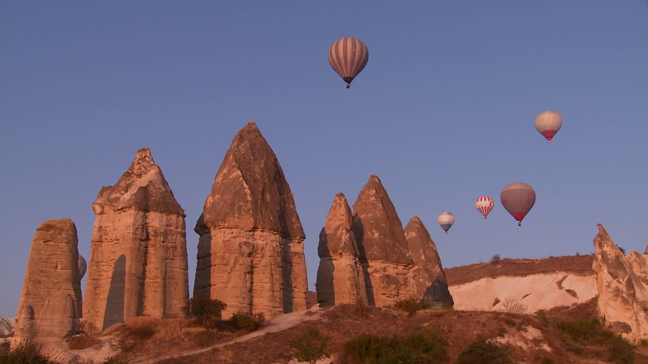 globos aerostáticos vuelan sobre las magníficas formaciones geológicas de capadocia turquía