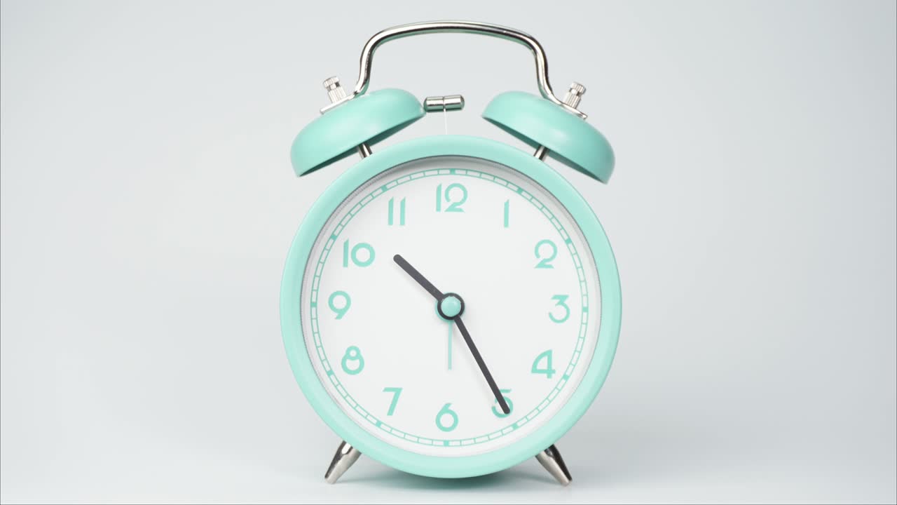 파란 알람 시계는 시간을 알려줍니다.