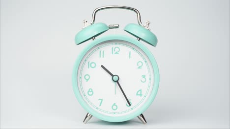el reloj azul de la alarma dice la hora.
