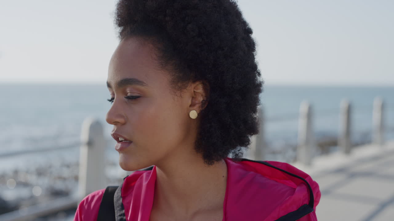 ritratto bellissima donna afroamericana che guarda contemplativa gira la testa carina espressione innocente trendy ragazza nera che si diverte al mare