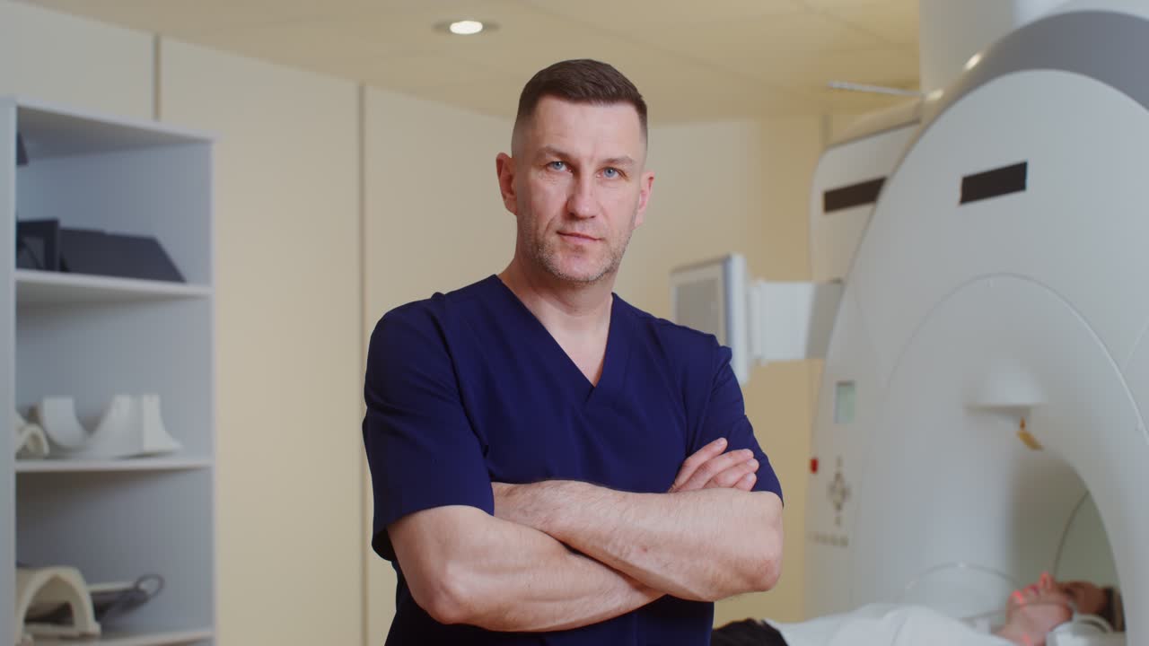 médico en una sala de resonancia magnética