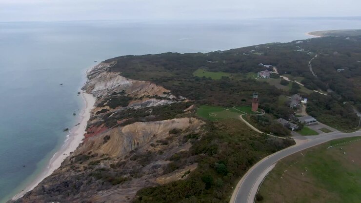 Vista panoramica sulle famose scogliere di Gay Head a Cape Cod, Martha's Vineyard, Massachusetts - ripresa aerea con drone