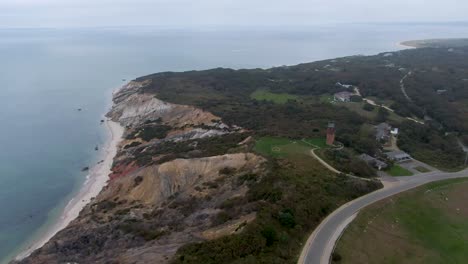 Vista-Panorámica-De-Los-Famosos-Acantilados-De-Cabeza-Gay-En-El-Viñedo-De-Cape-Cod-Martha,-Massachusetts---Toma-Aérea-De-Drones