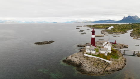 Tranoy-Fyr-Leuchtturm-Mit-Hotel-Und-Restaurant-In-Hamaroy,-Nordland-County,-Norwegen