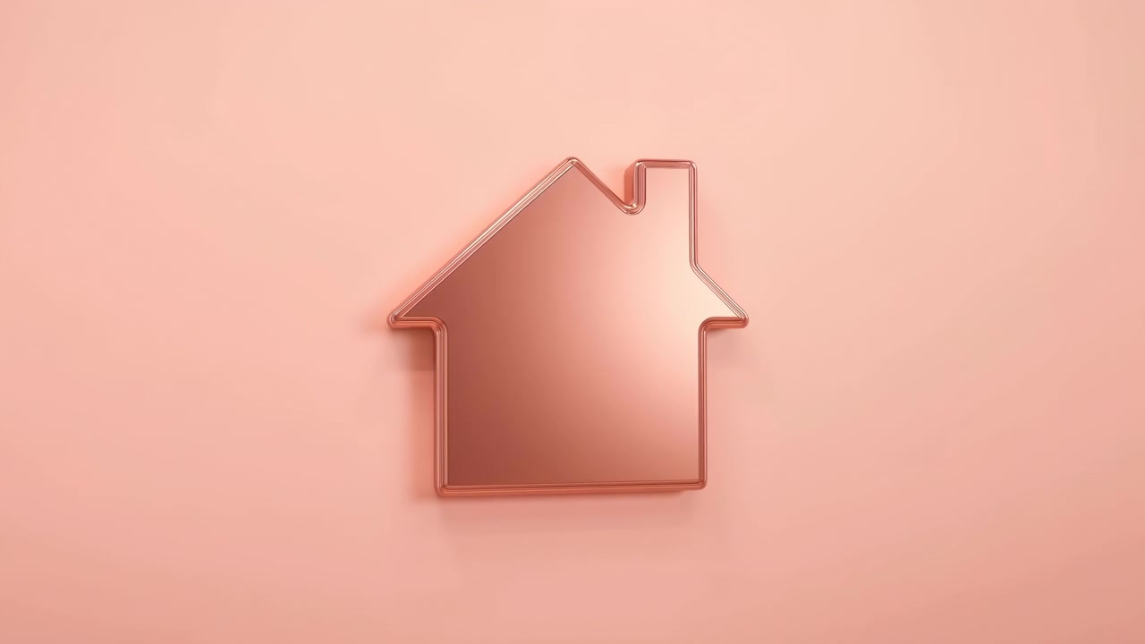 Emblema metallico di casa montato su parete color pesca pastello opaco mostra un cambiamento graduale dell'illuminazione mentre la superficie centrale si illumina, i riflessi si intensificano e sottili ombre modellano un elegante arredamento interno moderno