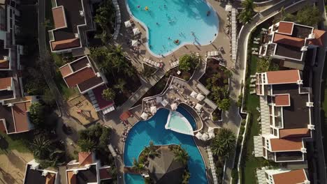 Antena-De-Arriba-Hacia-Abajo-De-Un-Lujoso-Resort-De-Lujo-En-Canarias-España-Fuerteventura-Con-Piscina-Y-Habitación-Suite