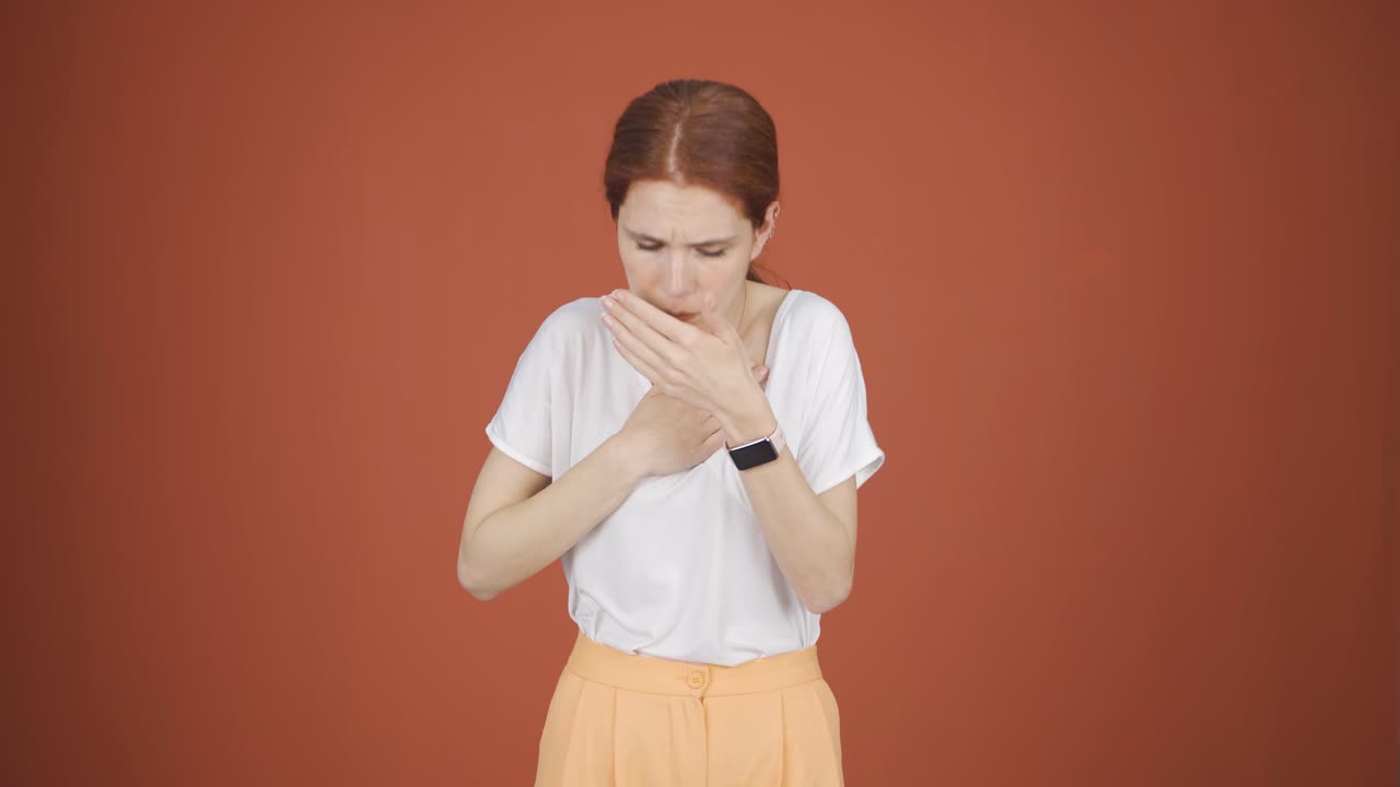 una mujer enferma tose.