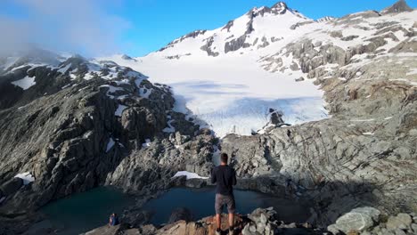 joven viajero en las altas montañas disfrutando de la hermosa vista del glaciar brewster y el pico nevado de la montaña