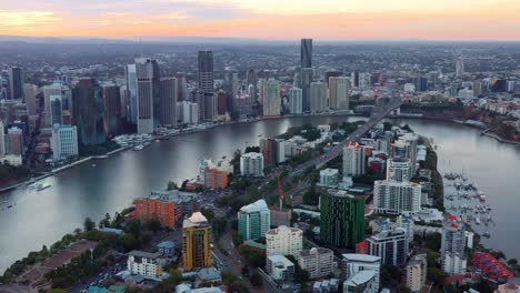 Horizonte-De-Brisbane-Cbd-Desde-El-Suburbio-De-Kangaroo-Point-Al-Atardecer-En-Queensland,-Australia