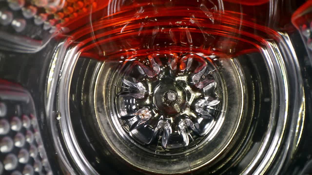 거꾸로 된 스포츠 음료 또는 주스 병의 바닥에서 빼내기