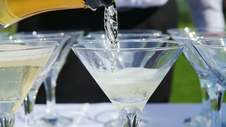Brindisi con champagne a un evento all'aperto