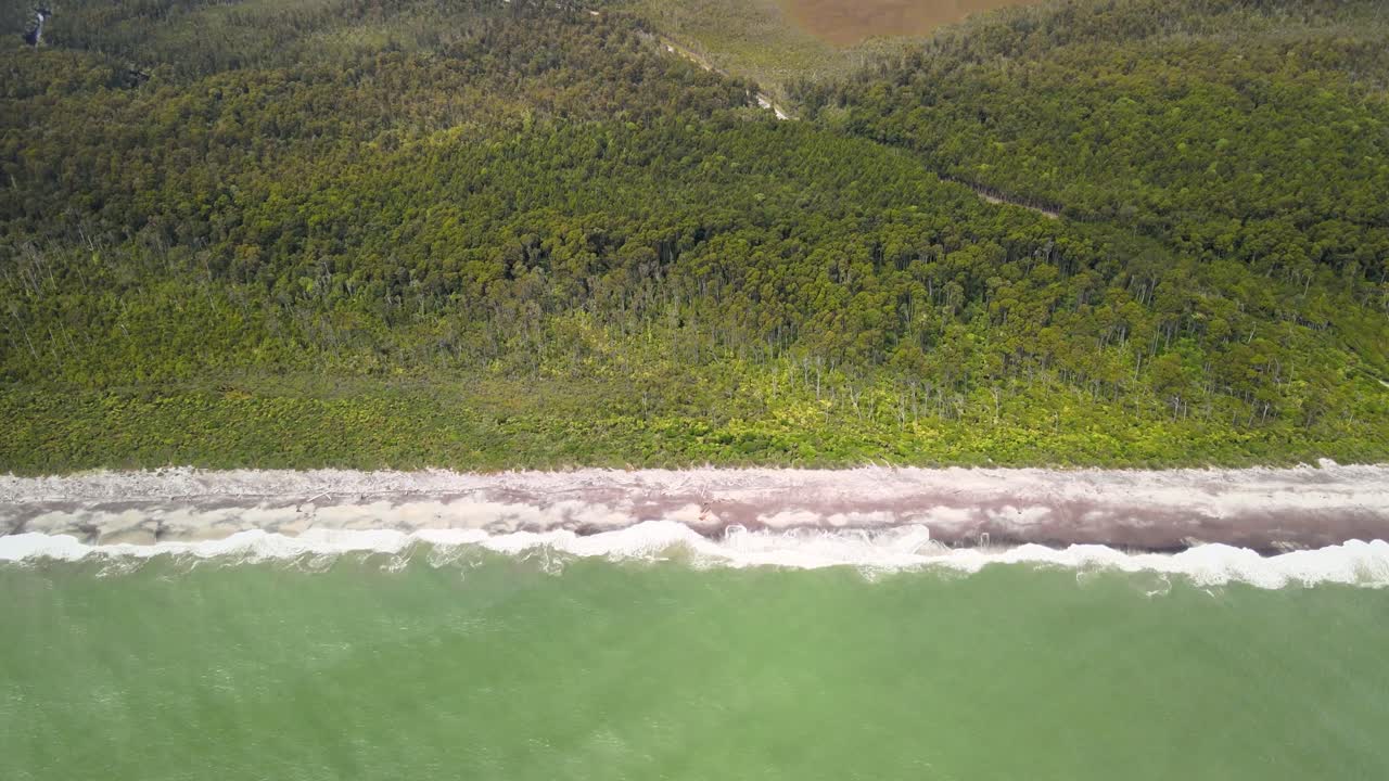 Vagues de la plage s'écrasant sur la plage Maori en Nouvelle-Zélande - prise de vue aérienne