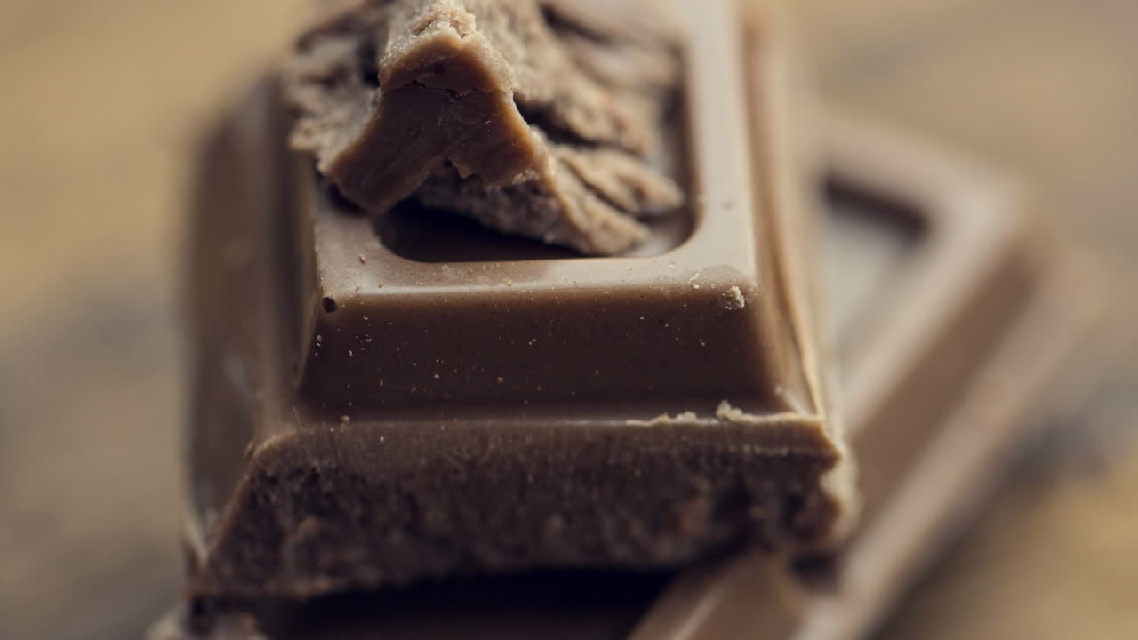 나무 배경에 초콜릿의 클로즈업 애니메이션