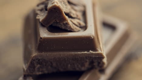 animación de un primer plano de chocolate sobre un fondo de madera