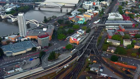 Vista-Aérea-Del-Ferrocarril-En-La-Estación-De-La-Calle-Roma-En-Brisbane-Cbd,-Queensland,-Australia