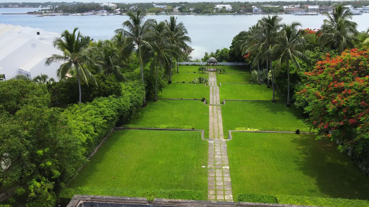 Antiche strutture dei leggendari Giardini di Versailles a Nassau, Bahamas