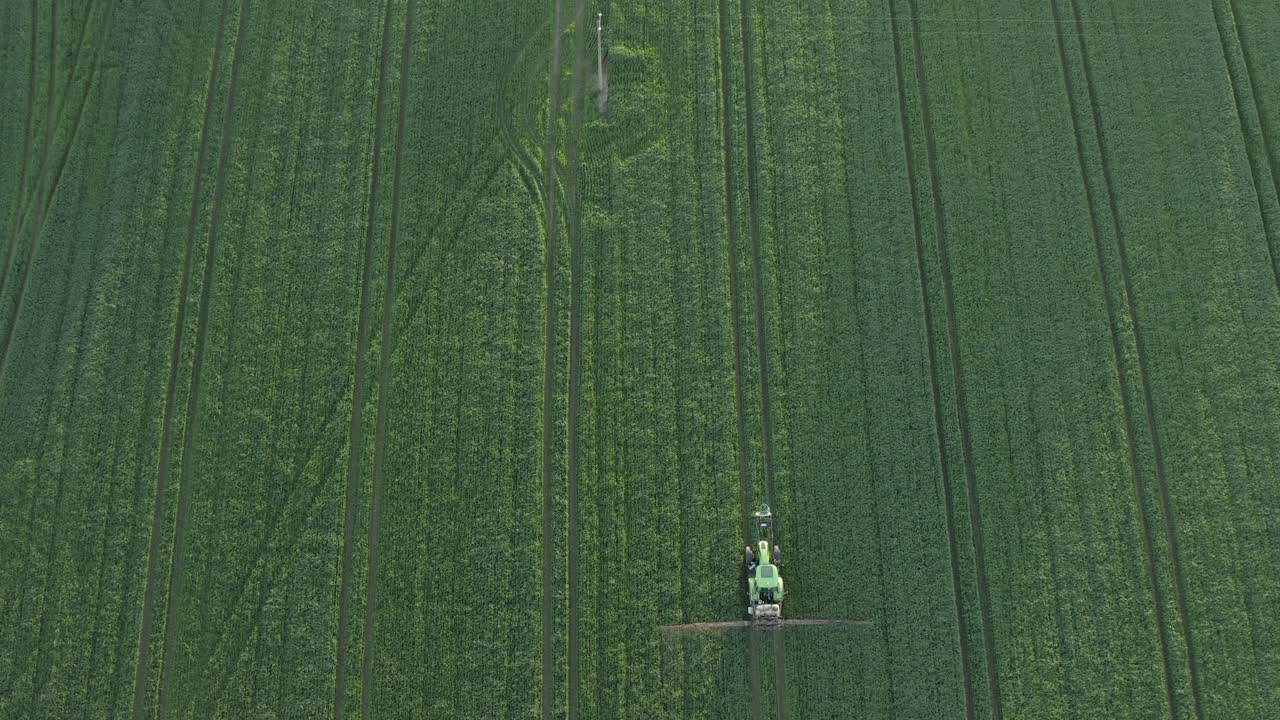 antena vertical cuando el campo de cultivo de fumigación del tractor entra en la parte inferior del marco
