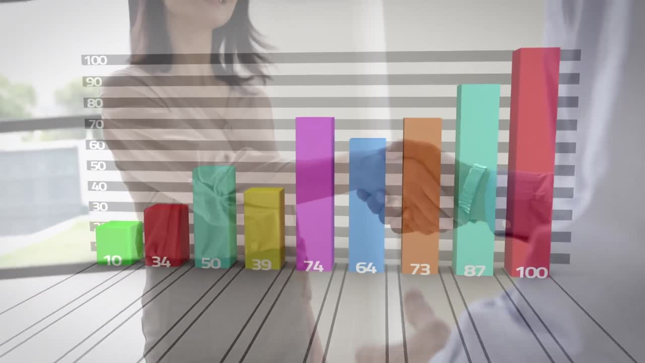 procesamiento de datos estadísticos contra un hombre de negocios caucásico y una mujer de negocios que se dan la mano