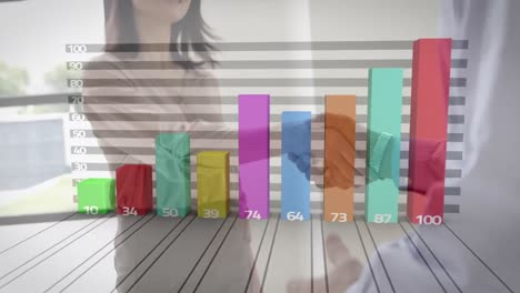 procesamiento de datos estadísticos contra un hombre de negocios caucásico y una mujer de negocios que se dan la mano