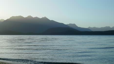 La-Puesta-De-Sol-Ilumina-Los-Picos-De-Las-Montañas-Con-Rayos-De-Luz-Radiantes,-Creando-Una-Silueta-Fascinante.