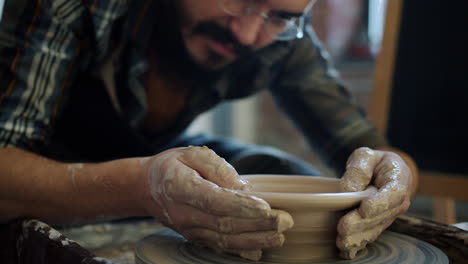 artista de cerámica formando arcilla en una rueda