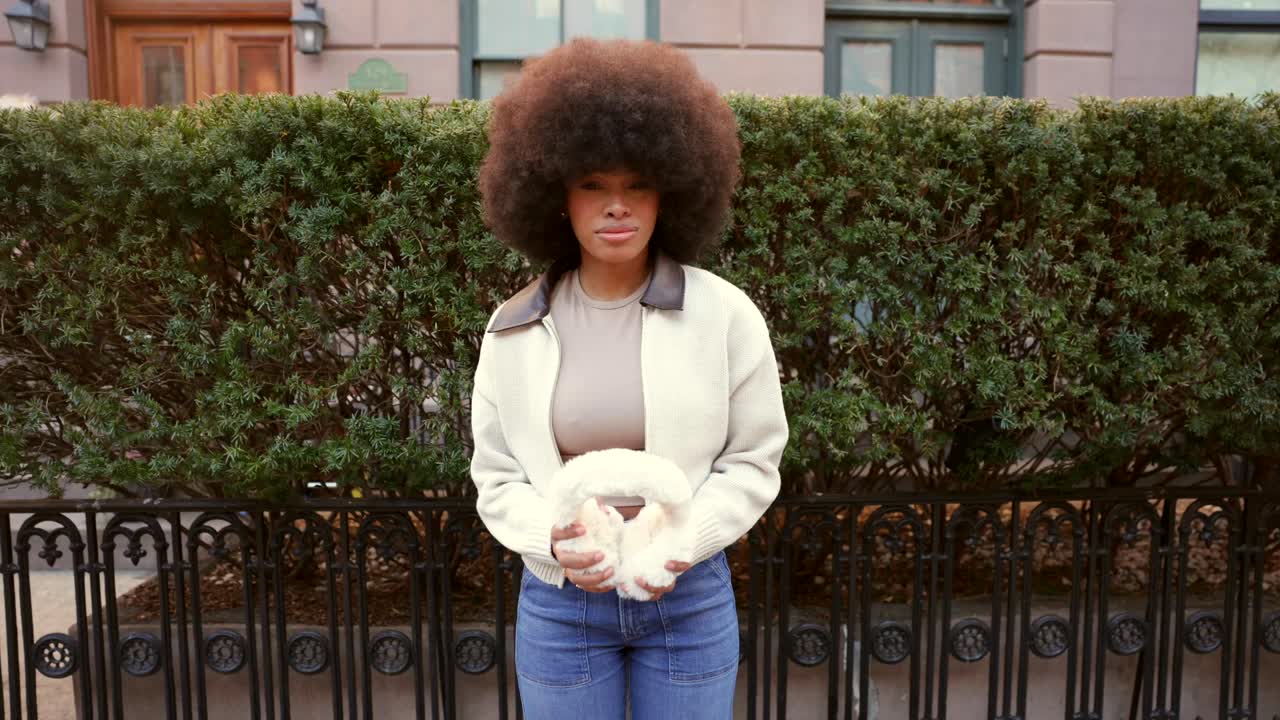 Donna con afro e paraorecchie