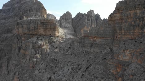 paredes de granito de dolomitas italianas durante el verano