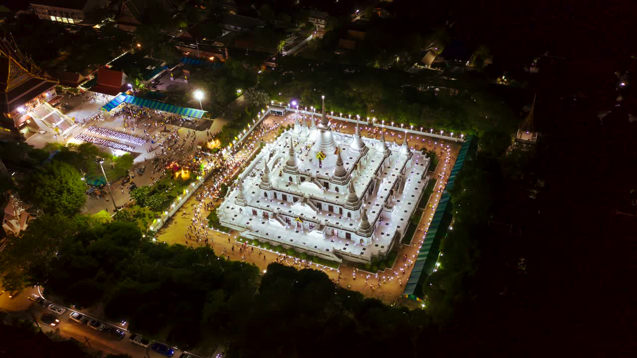 drone vista aérea de lapso de tiempo sobre la gran pagoda en el templo de asokaram en samutprakarn cerca de bangkok, tailandia. vista aérea de muchos budistas que asisten a la triple circunvalación en el día de visakha bucha generalmente tiene lugar en mayo, en la luna llena.