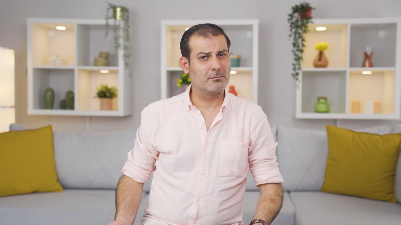 el hombre al que no le gustan las noticias que escucha no las aprueba.