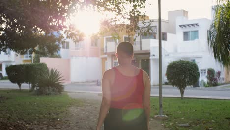 Cabeza-Rapada,-Joven,-Latina,-Lesbiana,-Mujer,-Ambulante,-En-El-Parque,-Con,-Confianza,-Y,-Sonriente