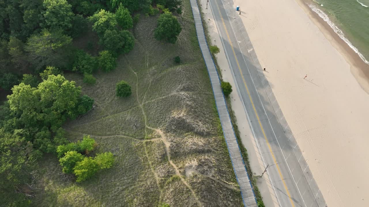 inclinándose hacia una vista de arriba hacia abajo de una costa de michigan