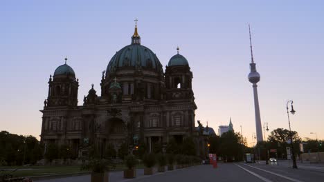 Berliner-Dom-Bei-Sonnenaufgang