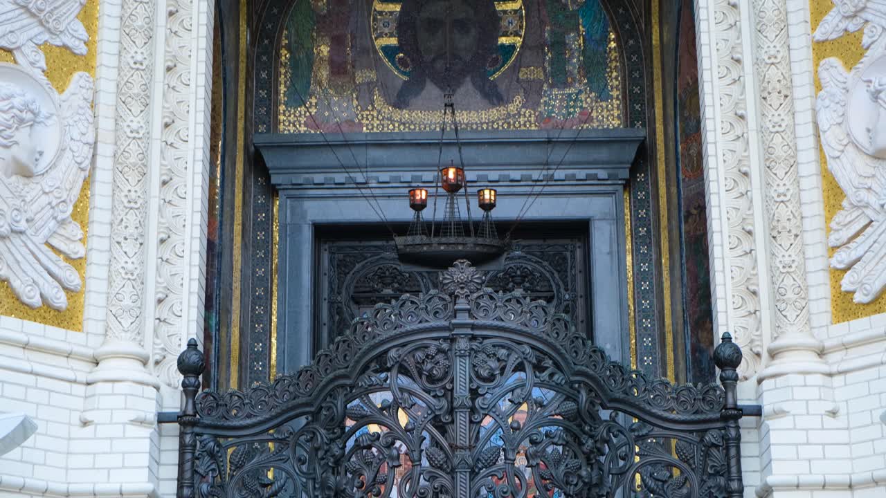 Bogato zdobione wejście do kościoła