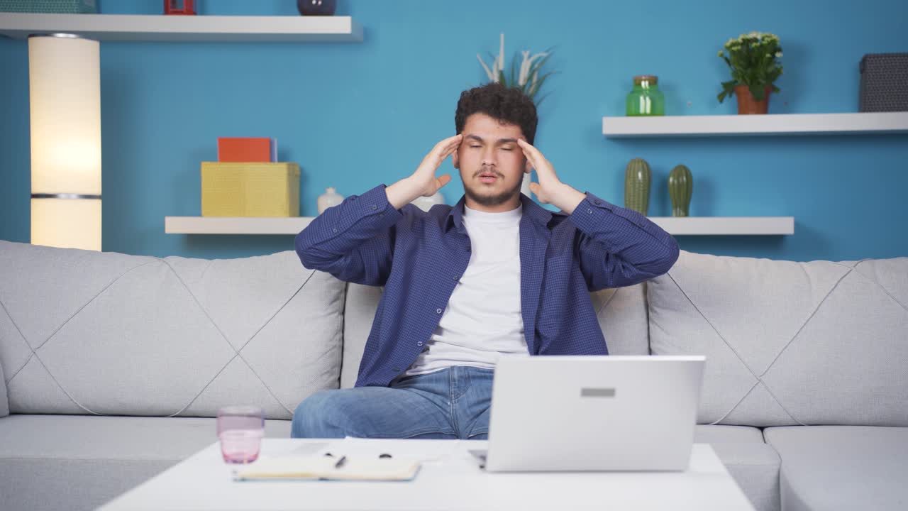 두통이 있는 남자.