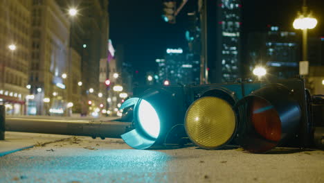 Ein-Umgestürzter-Lichtmast-Wechselt-Nachts-Auf-Der-Michigan-Avenue-In-Chicago-Von-Rot-Auf-Grün