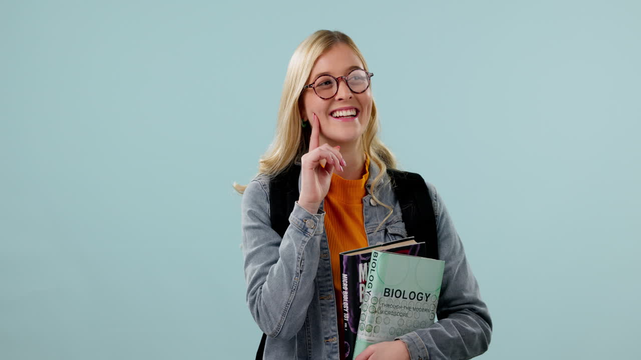 студентка, женщина, думающая и счастливая