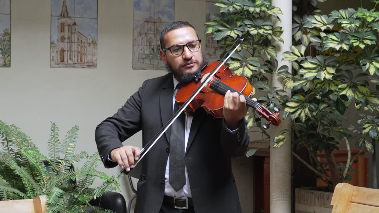 la virtuosa de la viola cautiva con una melodía apasionada