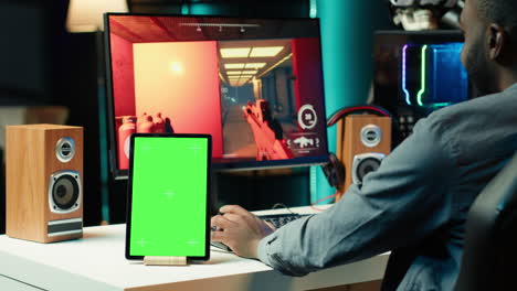 Greenscreen-Tablet-Neben-Professionellem-Streamer,-Der-Videospiele-Spielt