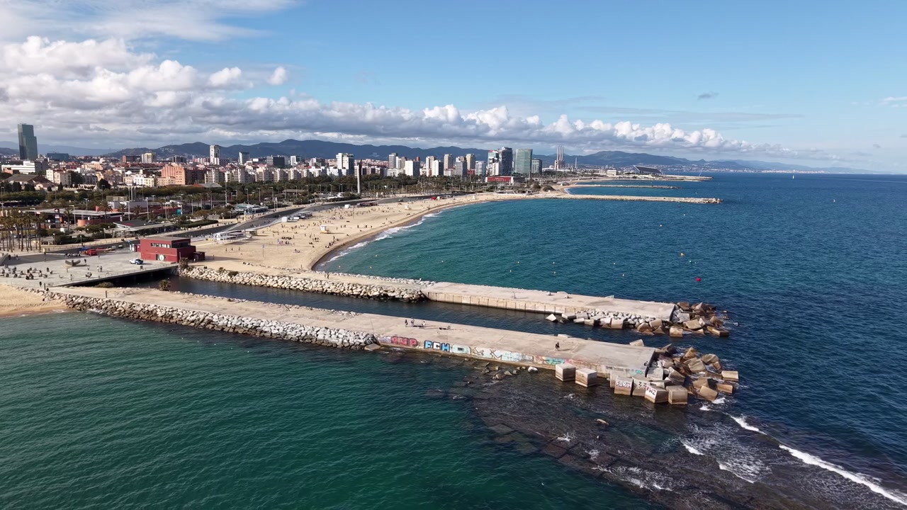 Un frangiflutti in pietra si estende nel mare vicino alla spiaggia di Bogatell a Barcellona