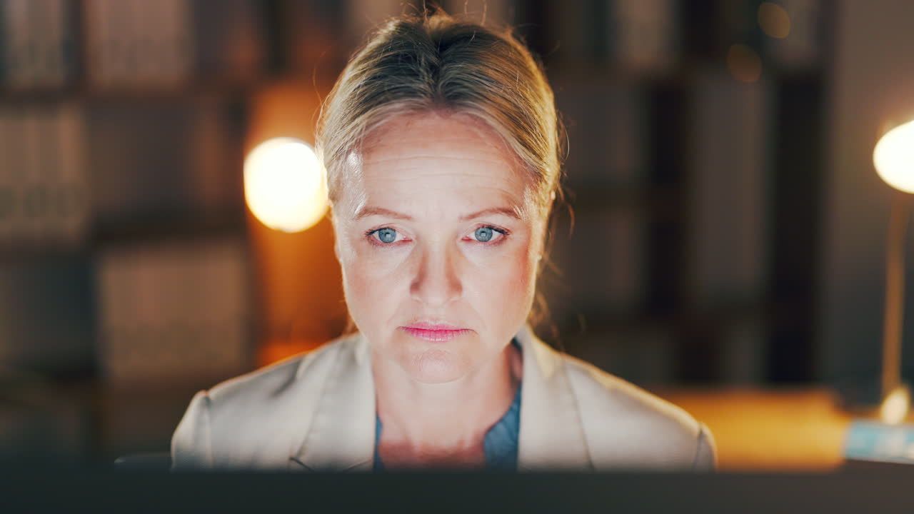 noche, computadora y mujer seria trabajando