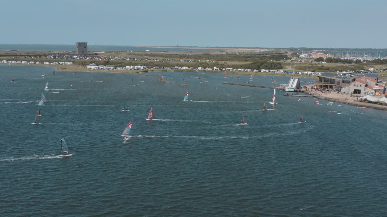 드론 - 섬에 흰 구름이 있는 화창한 날 푸른 물결과 바람이 부는 바다에서 많은 서퍼들의 공중 촬영, 25p