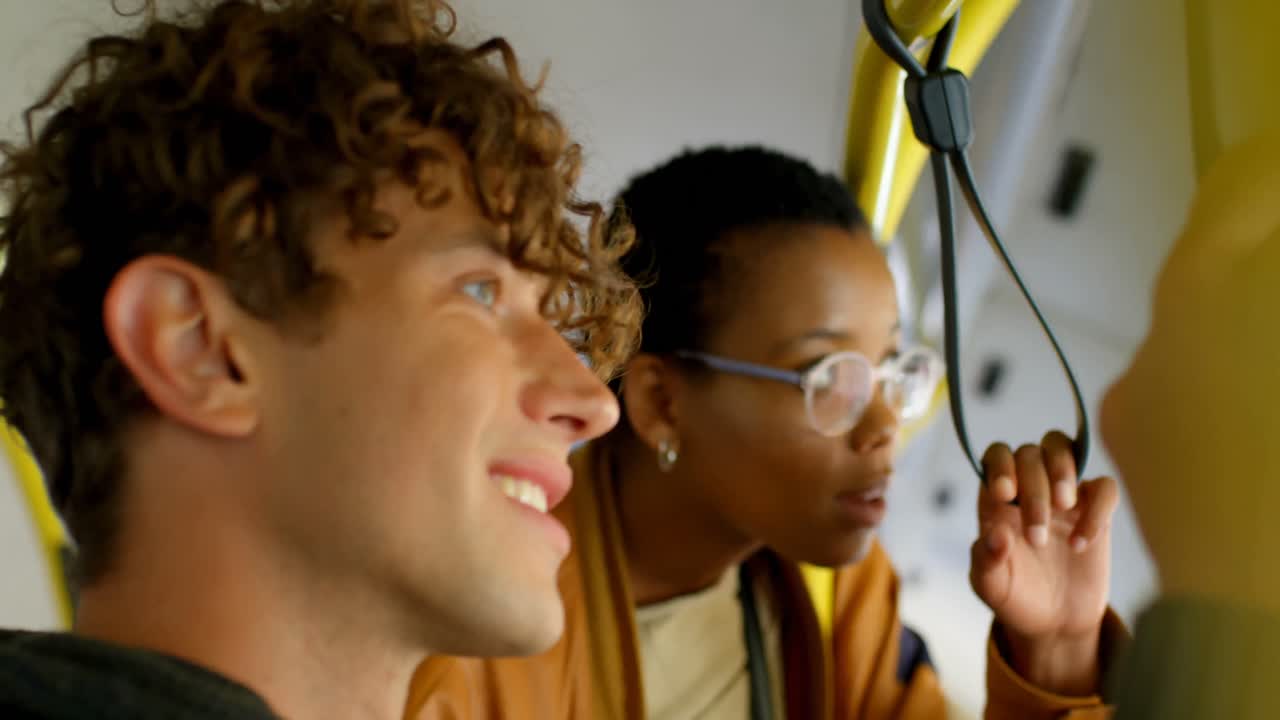 pasajeros que viajan en el autobús 4k