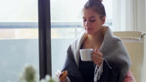 Beautiful-woman-having-coffee-and-breakfast-4k