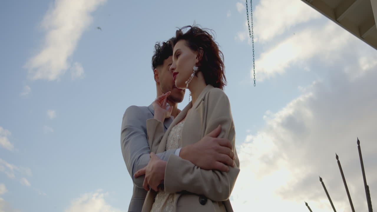 pareja enamorada al aire libre