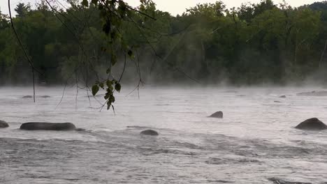 Espectacular-Niebla-Flotando-Sobre-El-Río-James-En-Pony-Pasture-En-Richmond,-Virginia