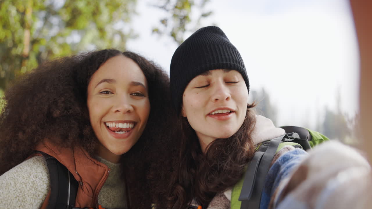 친구들과 대화하고 자연 속에서 스트리밍을 하고 있습니다.