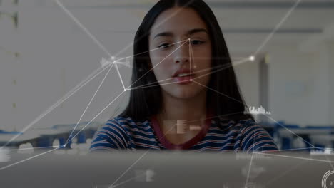 red de conexiones y procesamiento de datos contra una chica caucásica que usa computadora portátil en la escuela