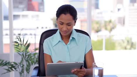 Mujer-De-Negocios-Usando-Una-Tableta