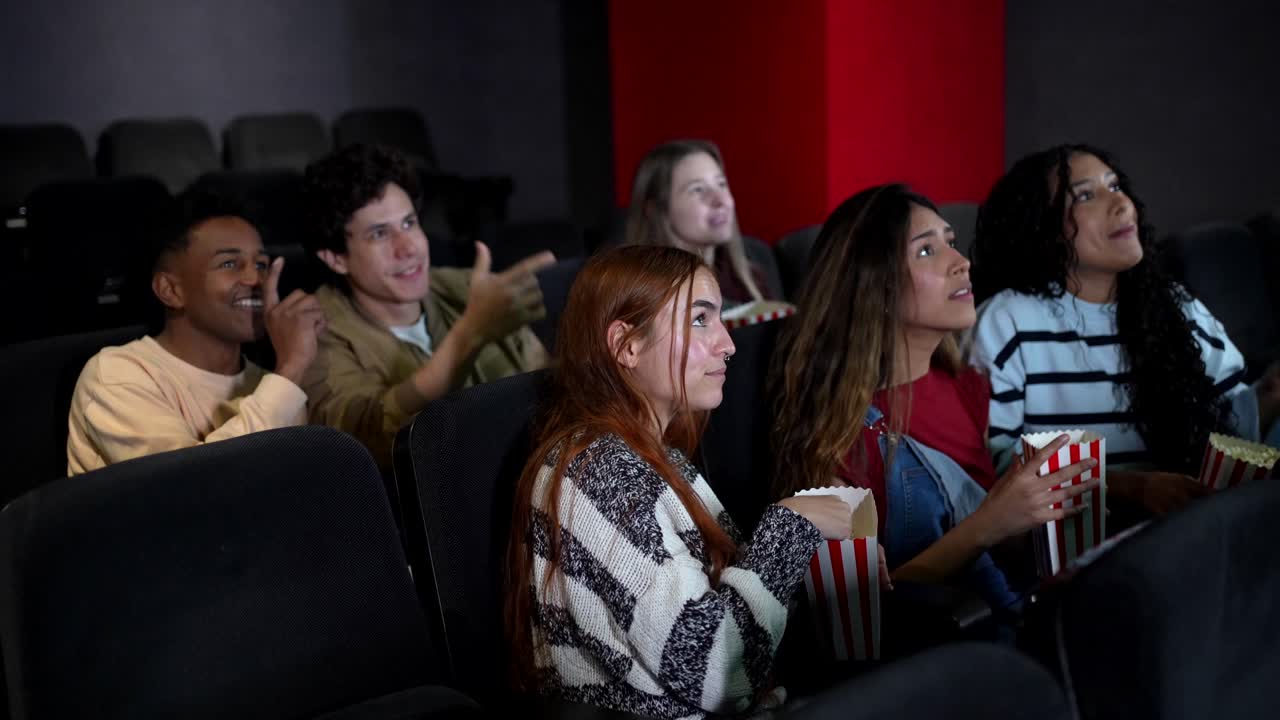 gente viendo una película en un cine