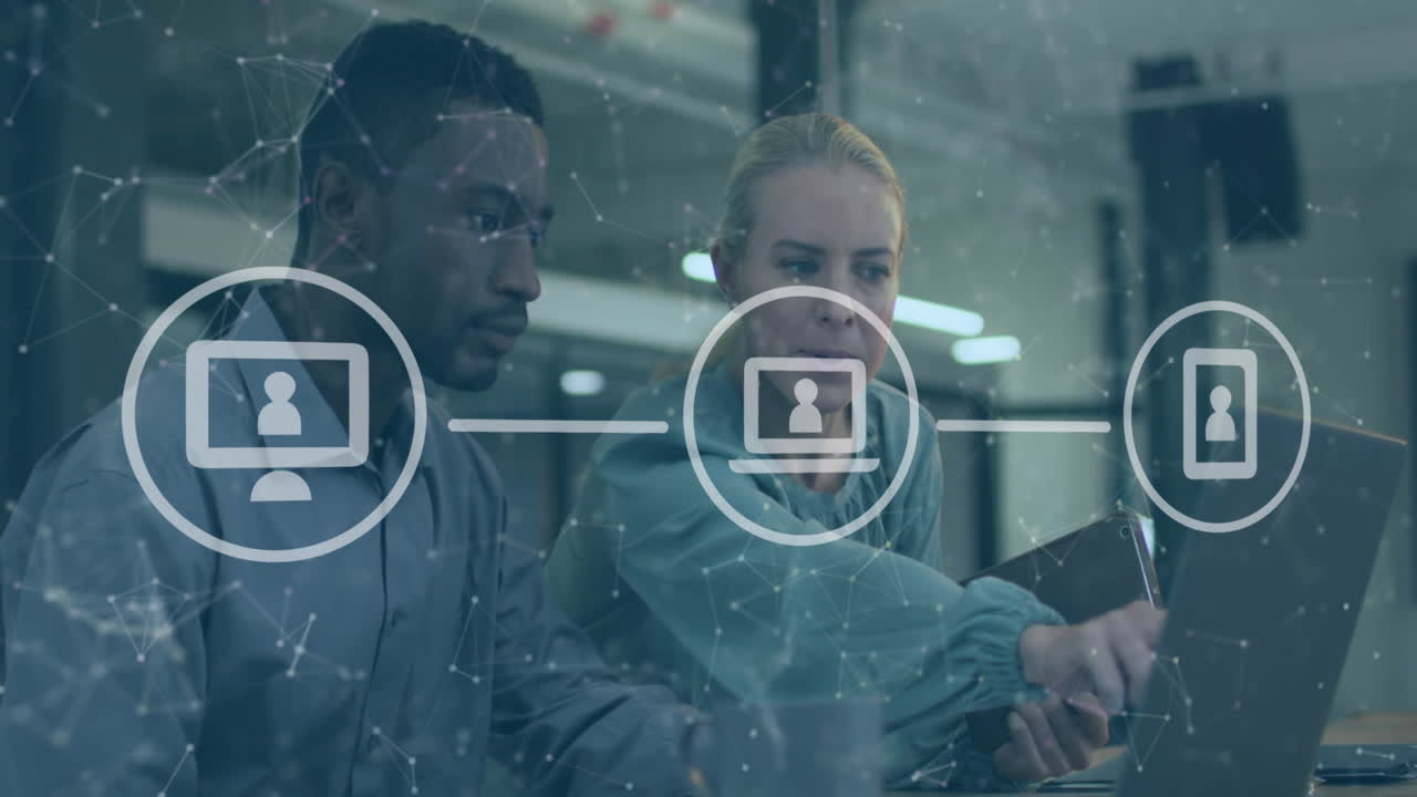 animación de una red de iconos digitales contra hombres y mujeres diversos discutiendo en una computadora portátil en la oficina